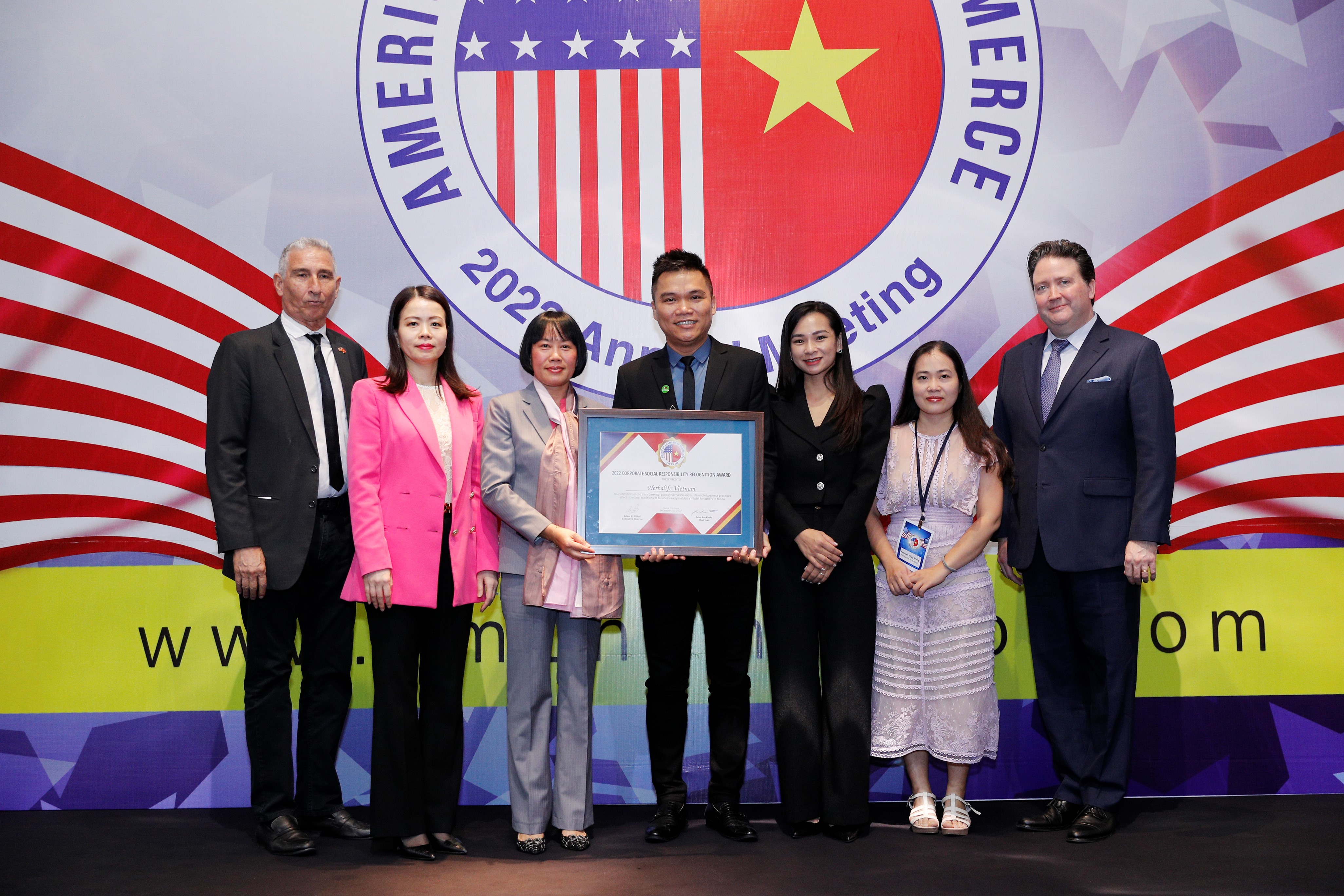 Công ty Herbalife Vietnam vinh dự được trao giải thưởng Trách Nhiệm Xã Hội Doanh Nghiệp (CSR) AMCHAM 2022 